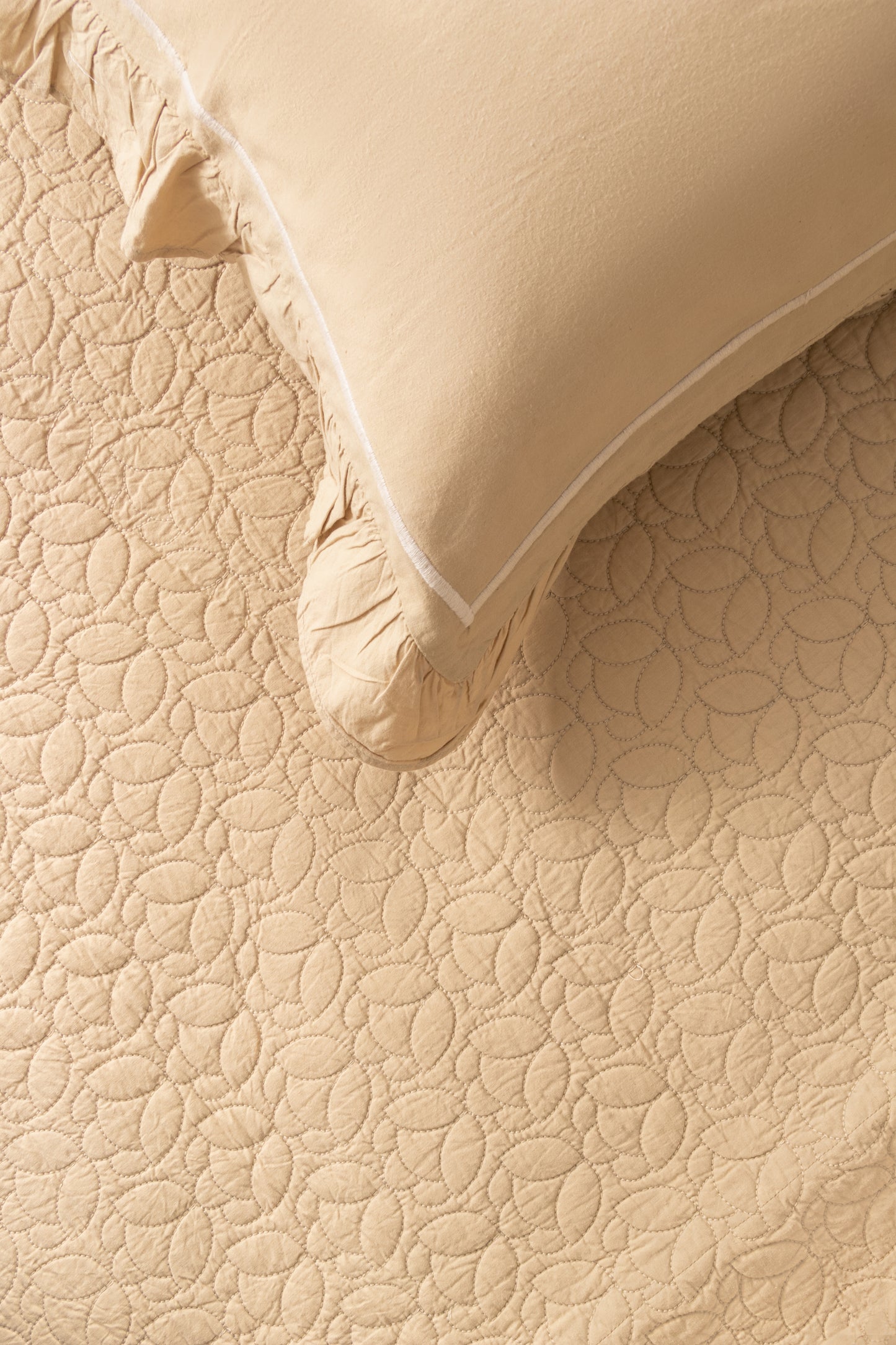 SCALLOPED LEAF QUILTED BEDSPREAD (BEIGE, 3PCS)