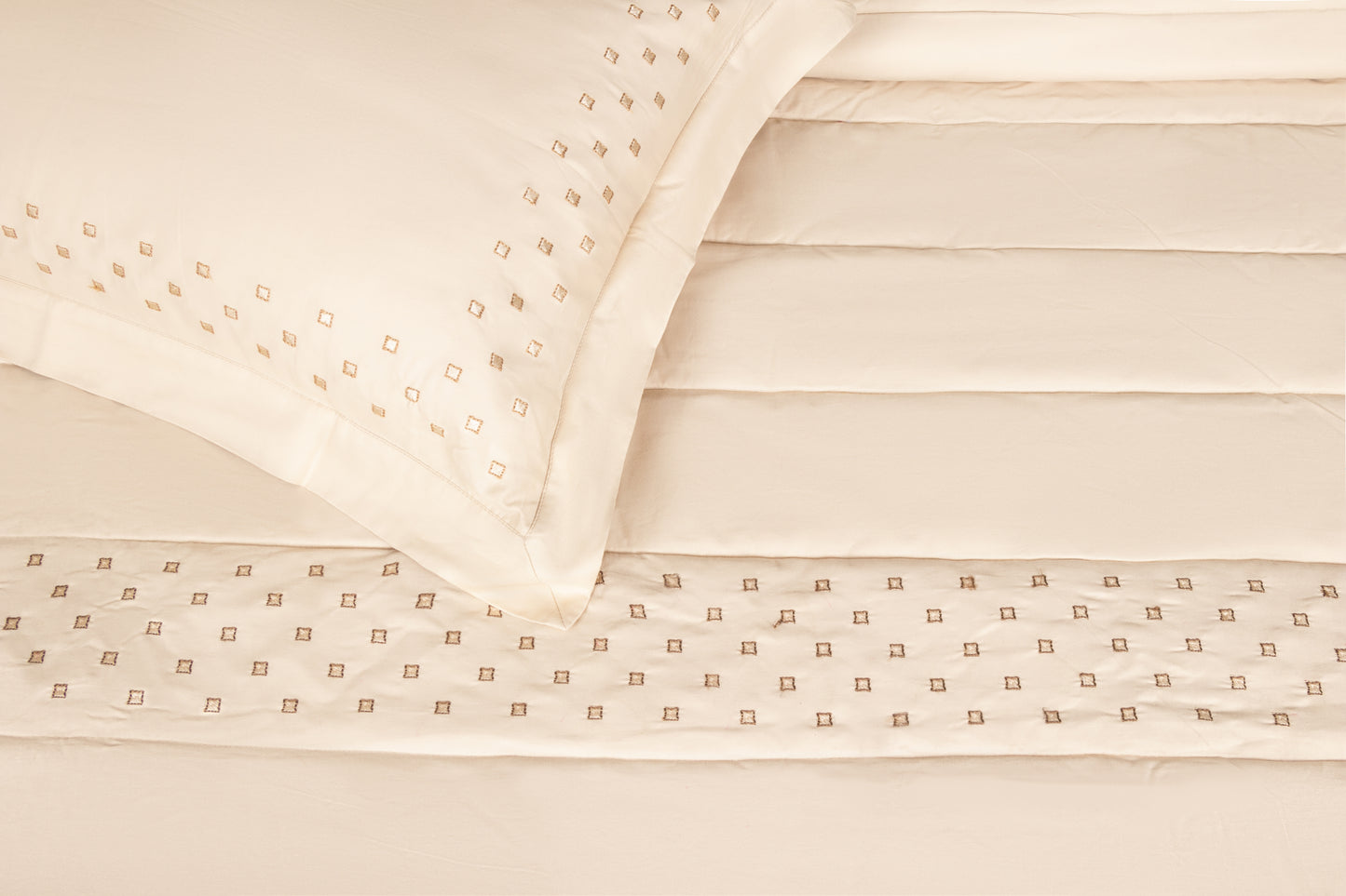 EMBROIDERY x QUILTED BEDSPREAD (PEARL,3PCS)