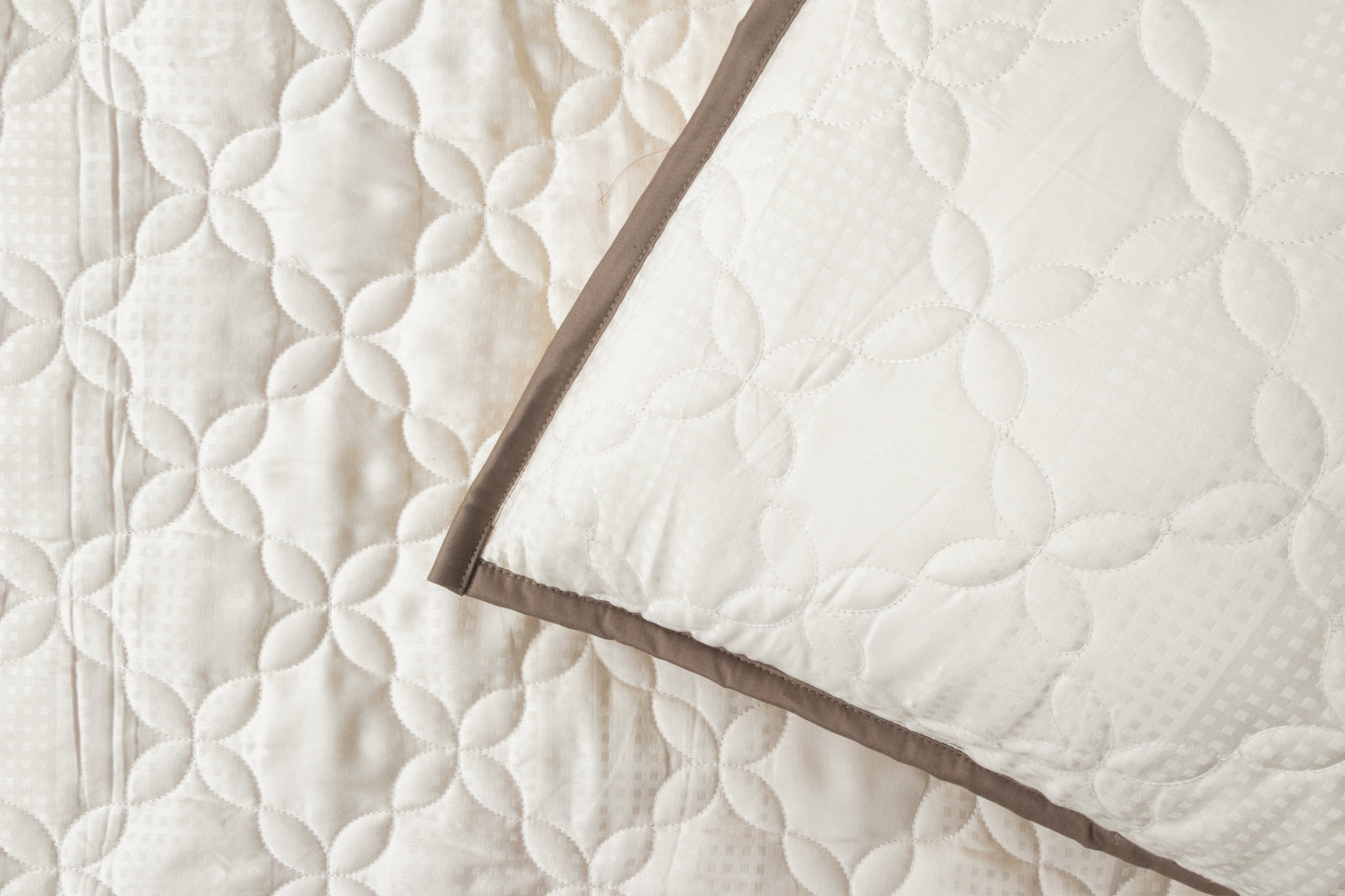 IVORY PETAL QUILT SET (3PCS)