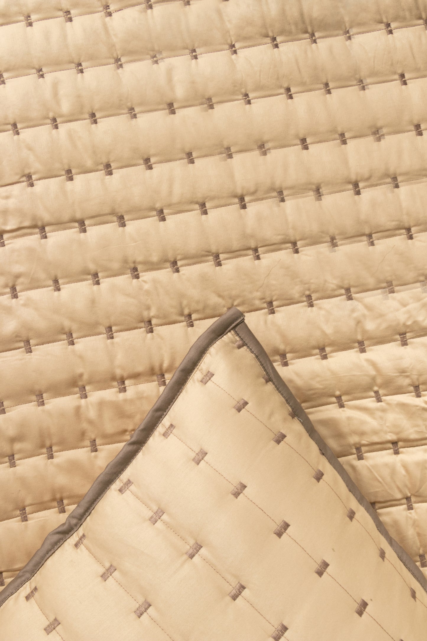 BEIGE LUXE GRID QUILTED BEDSPREAD (3 PCS)